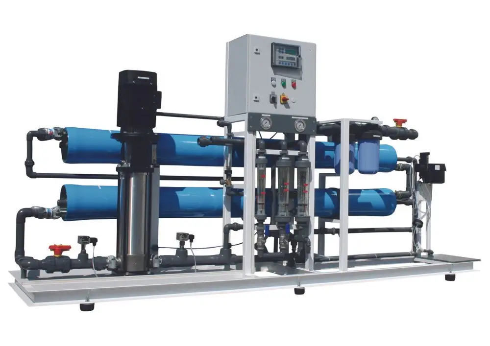 Judo Umkehr-Osmose-Anlage mit mehreren blauen Filtern, einer Edelstahlpumpe und einer Steuerungseinheit auf einem stabilen Rahmen. Rohrleitungssystem für Wasseraufbereitung.